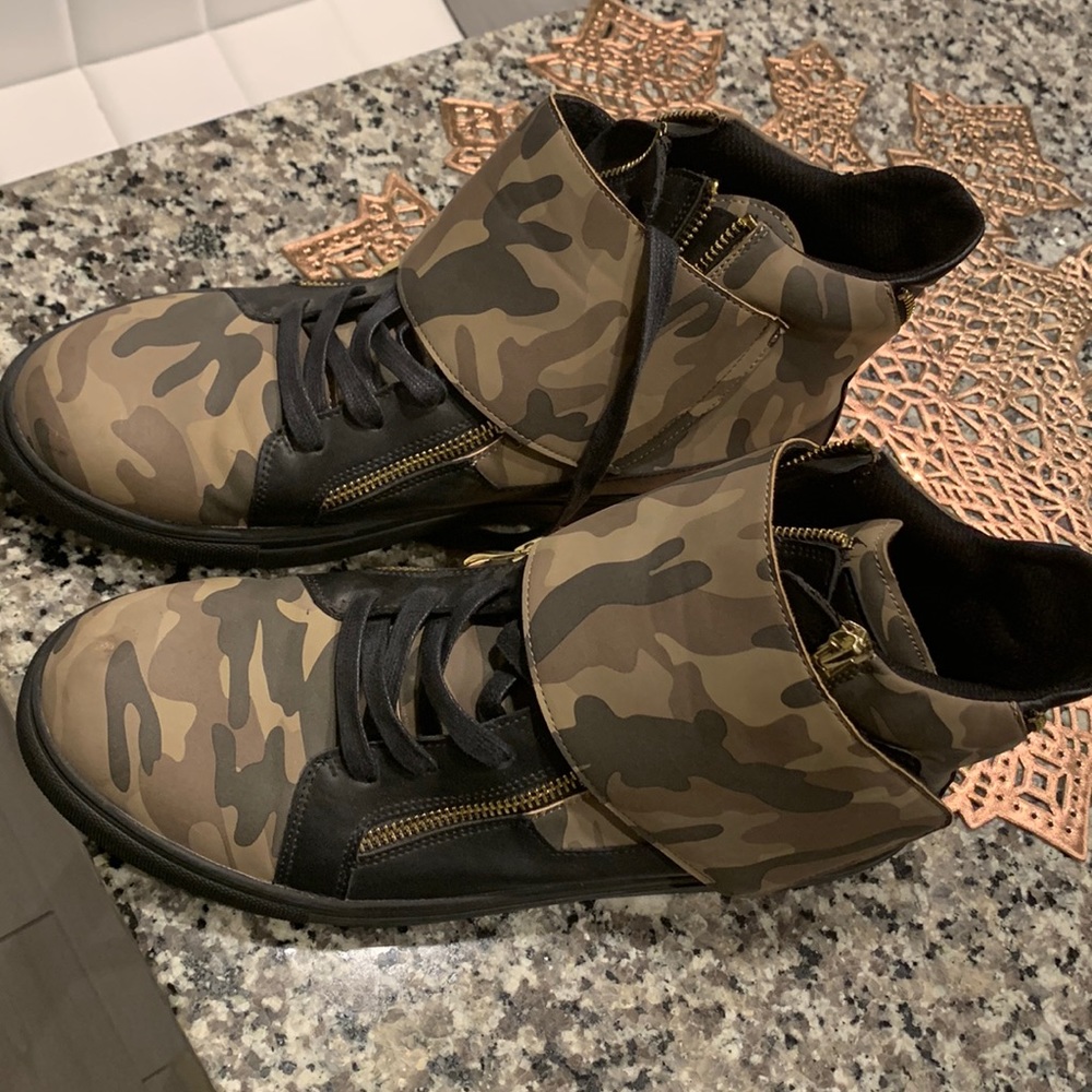 Camouflaged guess shoes size 10 in mens